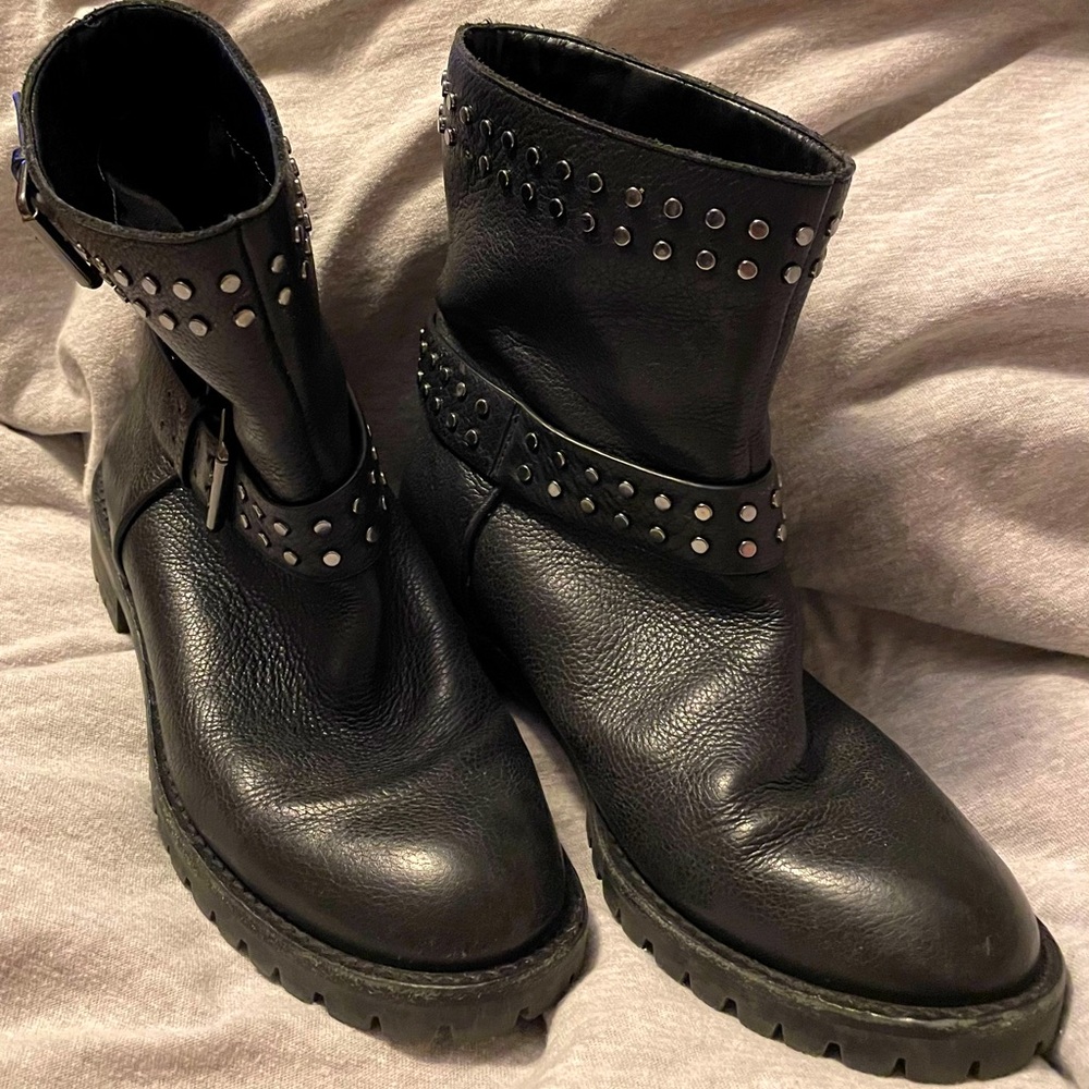 Gianni Bini black leather boots
